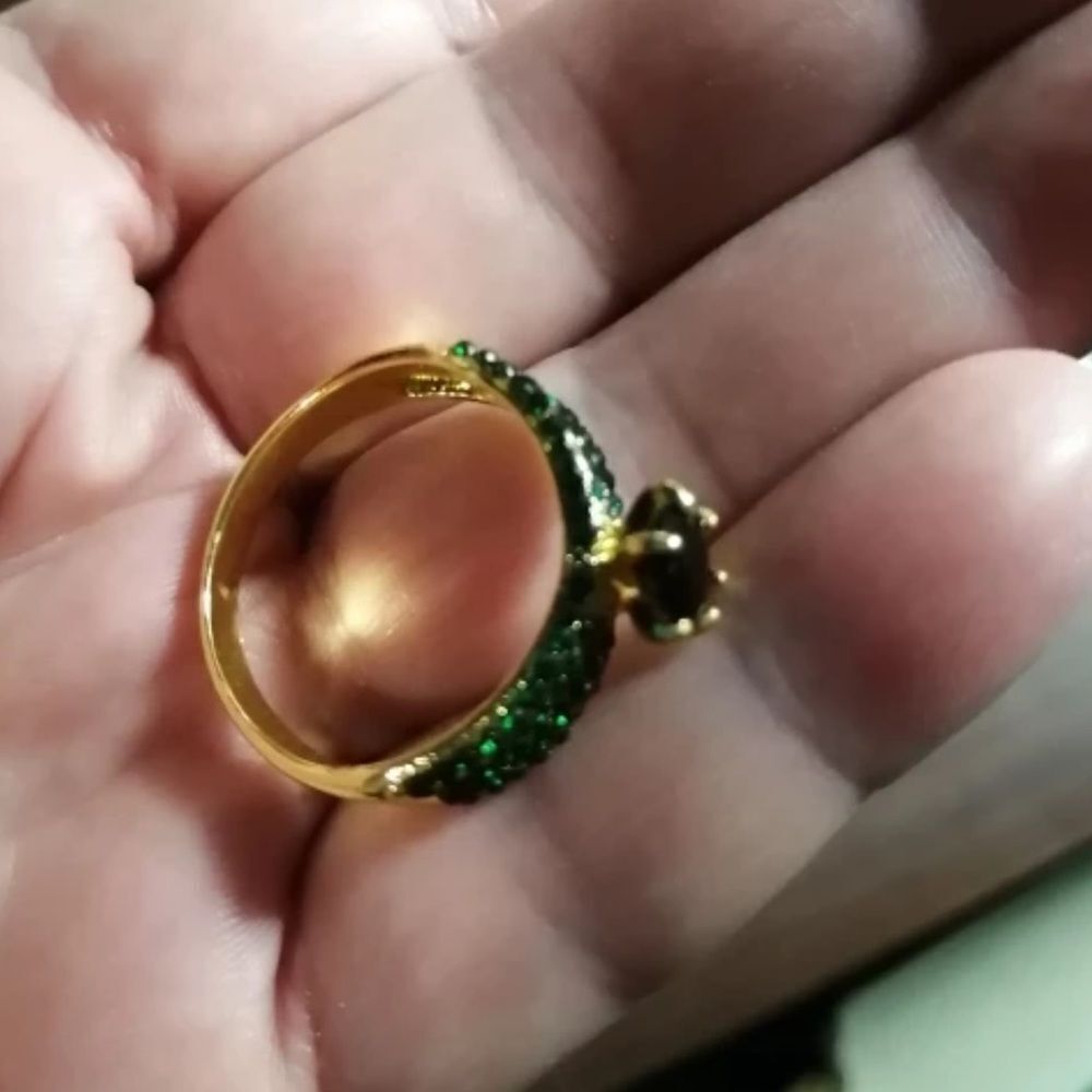 ‎BLACK STONE RING WITH GREEN STONE ACCENTS